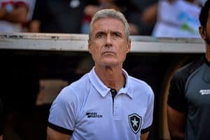 Luís Castro tem dúvidas para a escalação do Botafogo contra o Palmeiras pelo Brasileirão