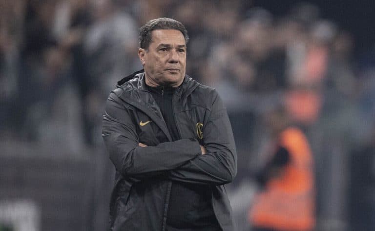 Luxemburgo pode repetir escalação do Corinthians pela primeira vez